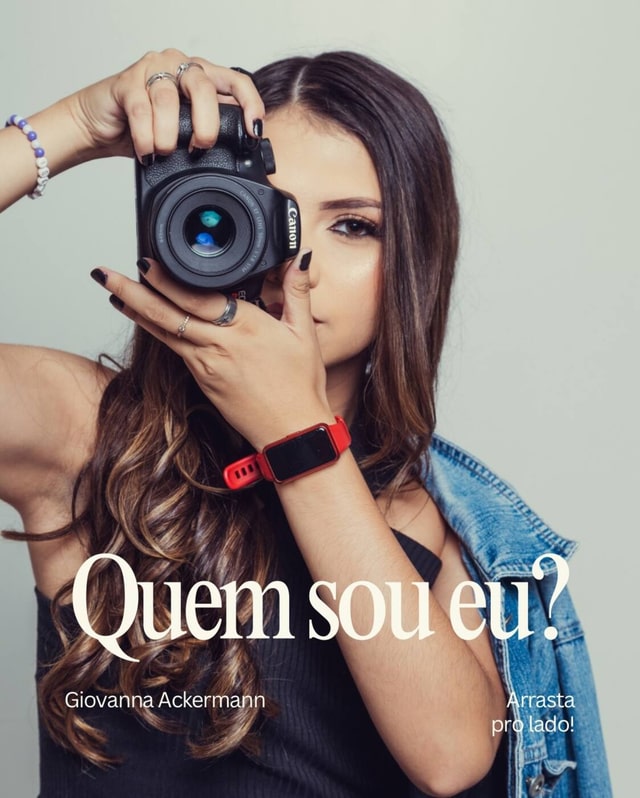 Giovanna Ackermann fotografando com sua câmera