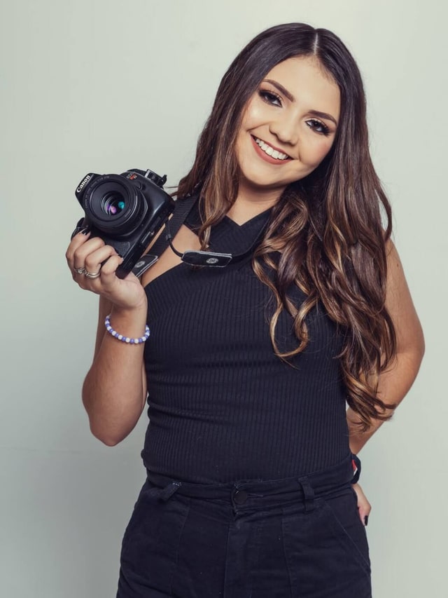 Giovanna Ackermann, fotógrafa da GiihFotografia, com sua câmera