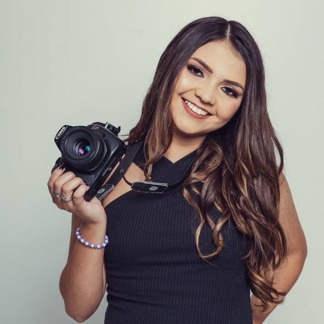 Giovanna com sua câmera, em retrato de perto